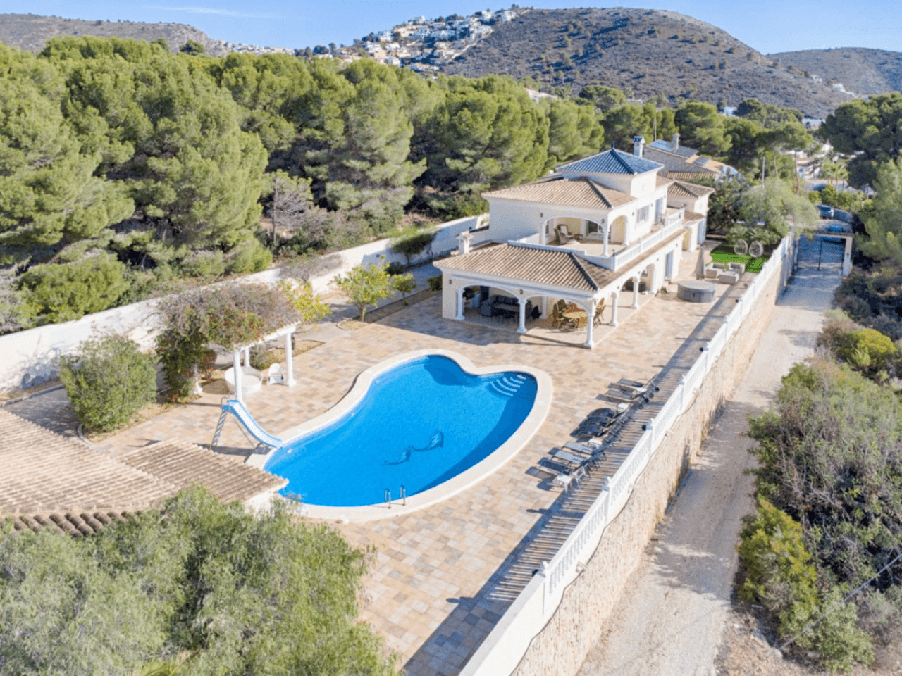 Romslig og elegant villa med havutsikt i Moraira