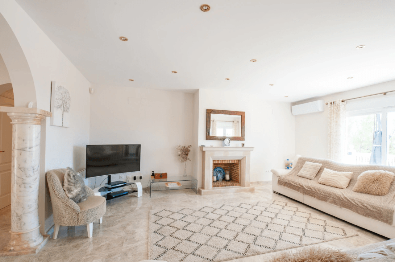 Romslig og elegant villa med havutsikt i Moraira