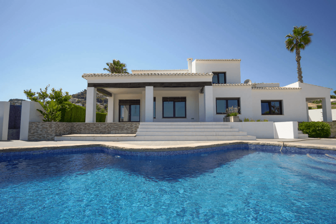 Mediterransk villa med panoramautsikt over havet