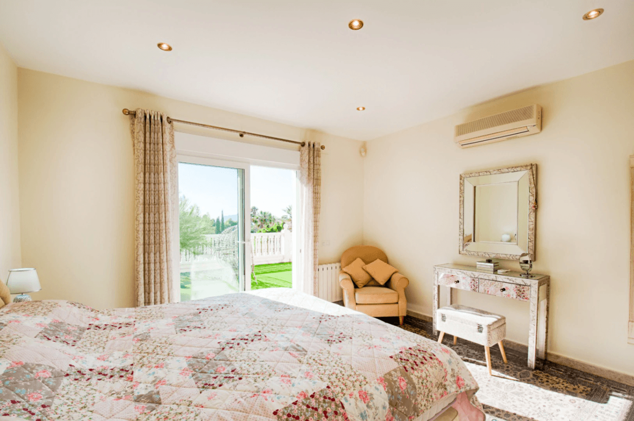 Romslig og elegant villa med havutsikt i Moraira