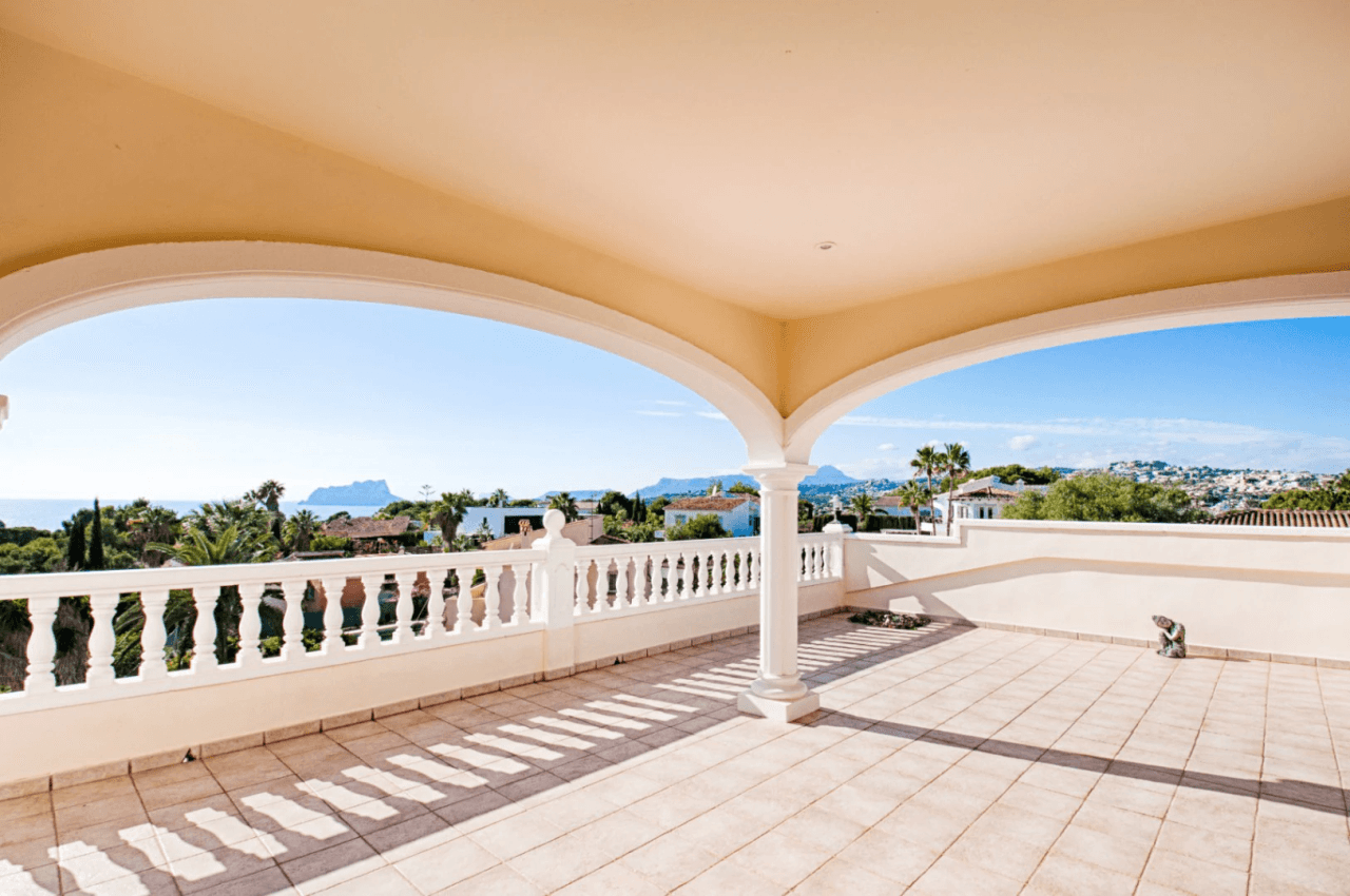 Romslig og elegant villa med havutsikt i Moraira