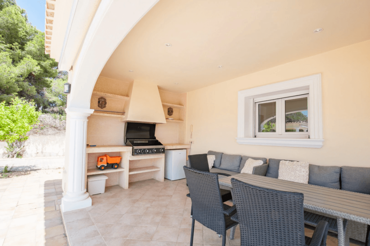 Romslig og elegant villa med havutsikt i Moraira