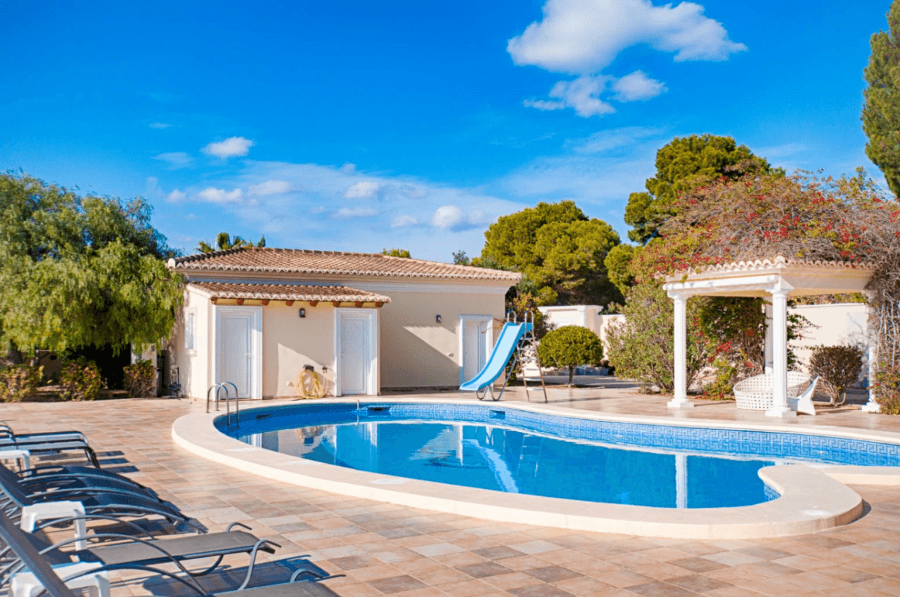 Romslig og elegant villa med havutsikt i Moraira