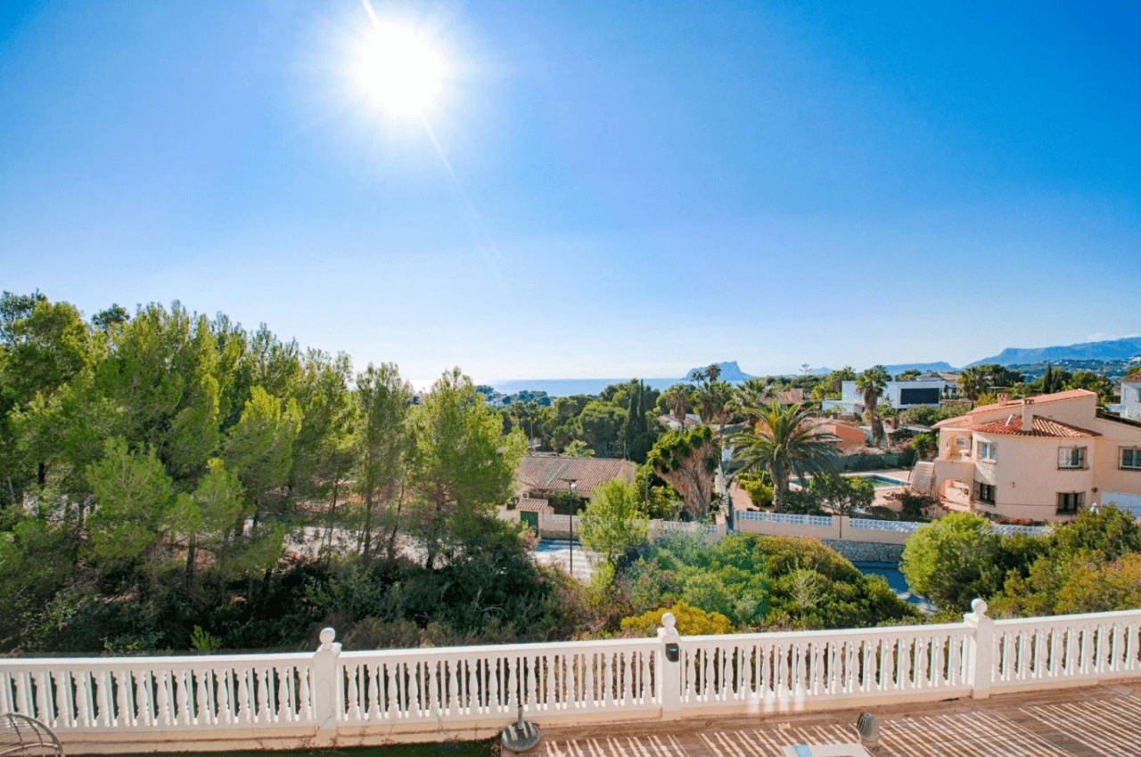 Romslig og elegant villa med havutsikt i Moraira