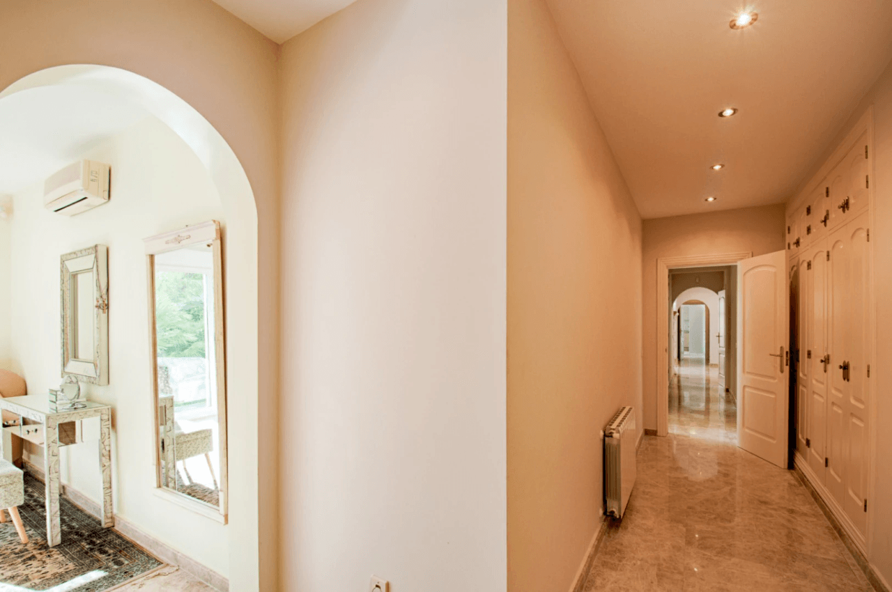 Romslig og elegant villa med havutsikt i Moraira
