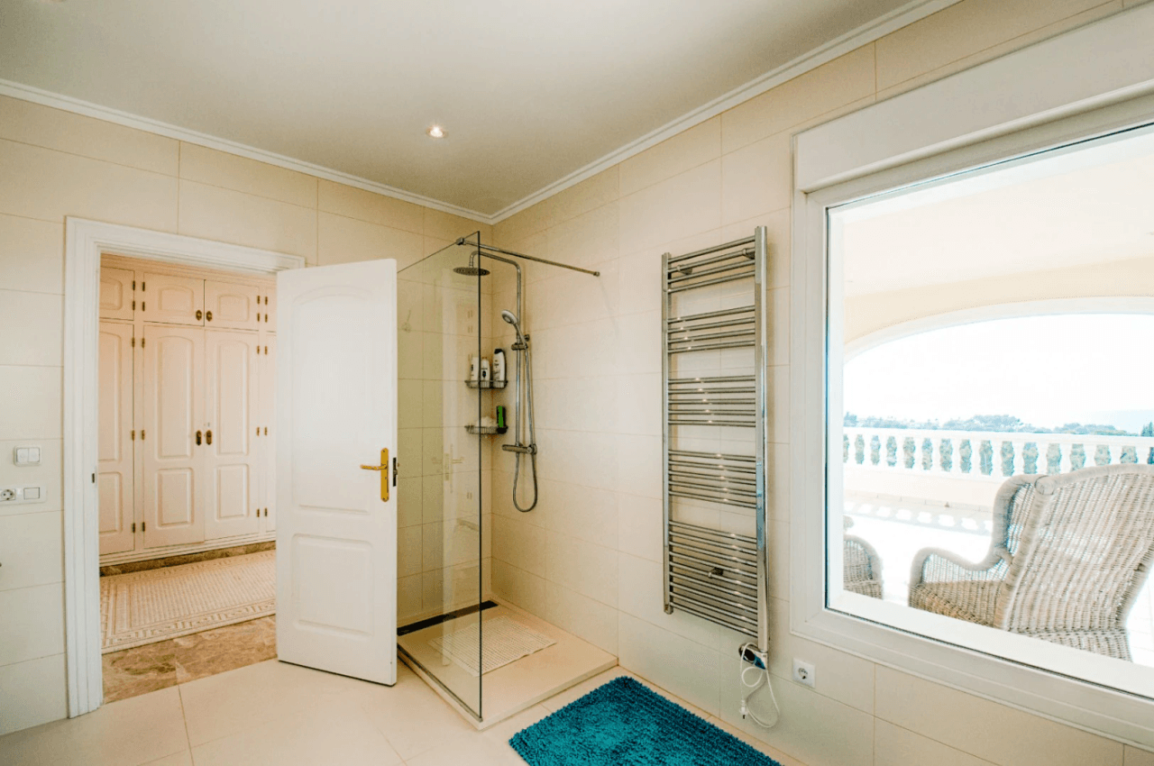 Romslig og elegant villa med havutsikt i Moraira