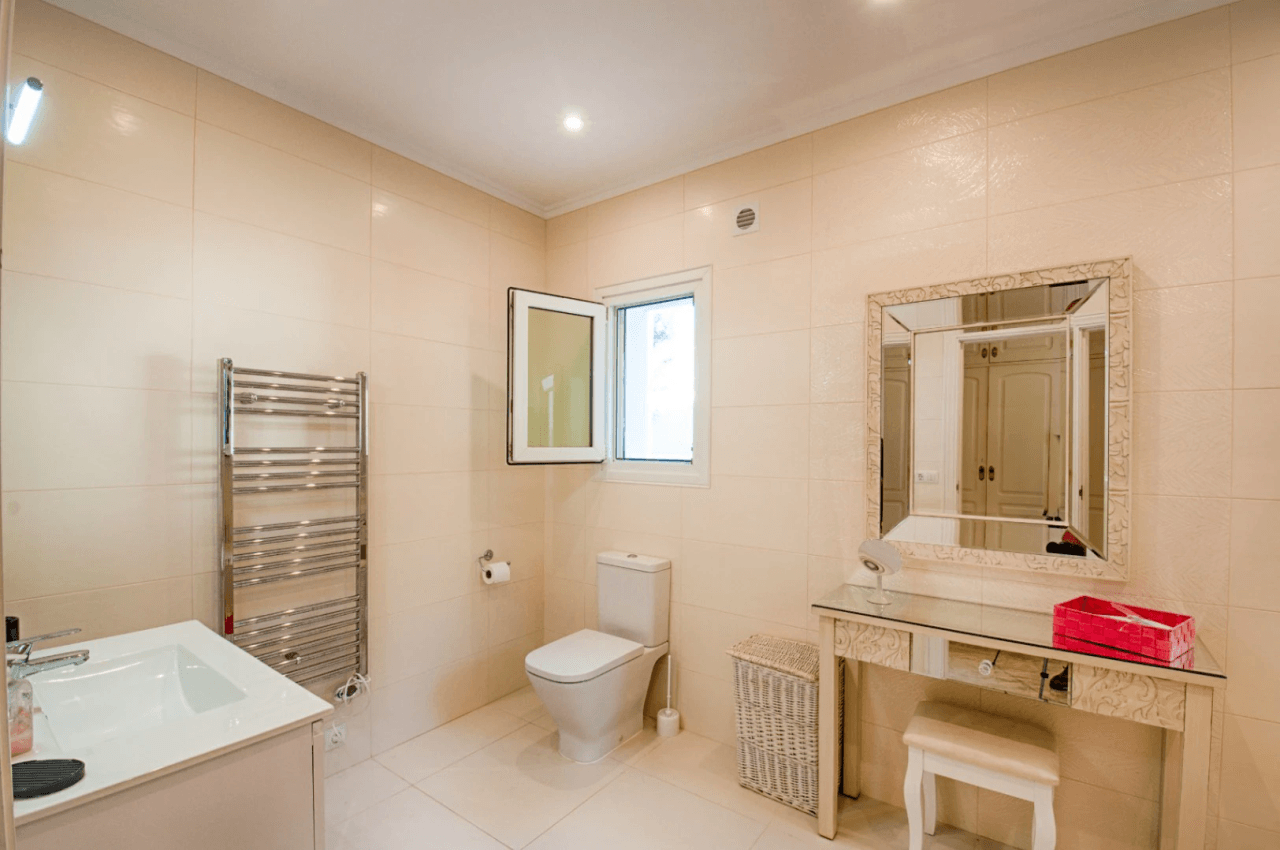 Romslig og elegant villa med havutsikt i Moraira