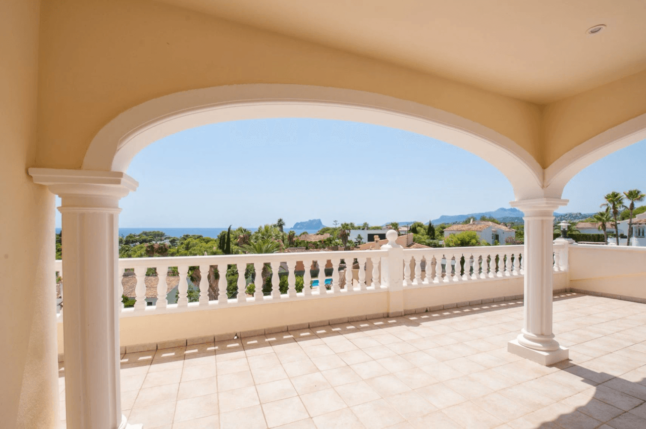 Romslig og elegant villa med havutsikt i Moraira