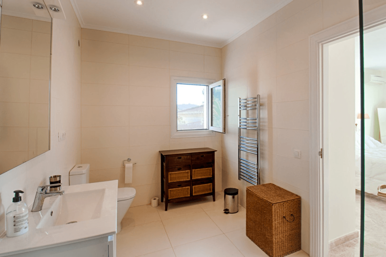 Romslig og elegant villa med havutsikt i Moraira