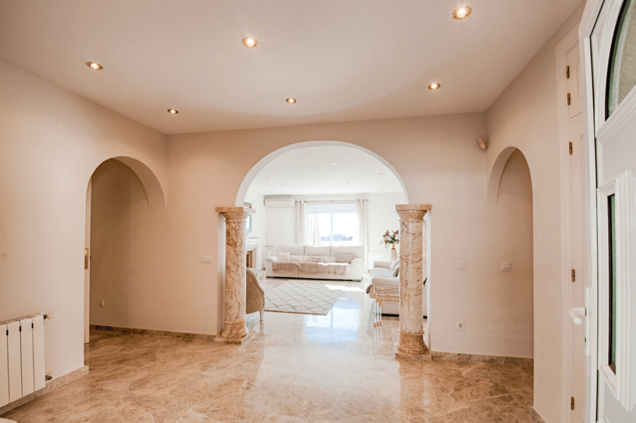 Romslig og elegant villa med havutsikt i Moraira