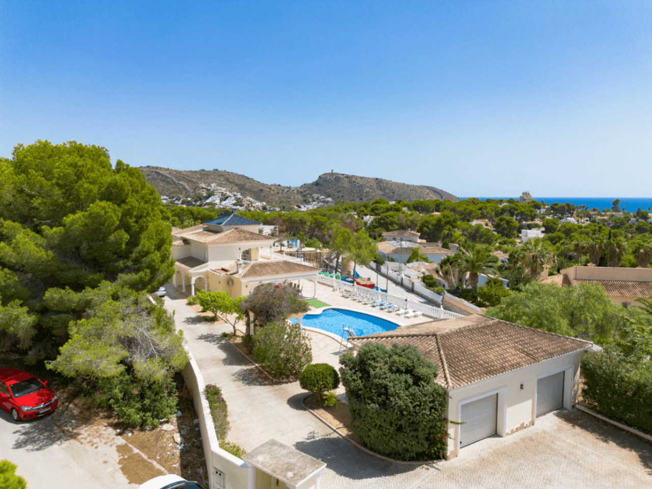 Romslig og elegant villa med havutsikt i Moraira