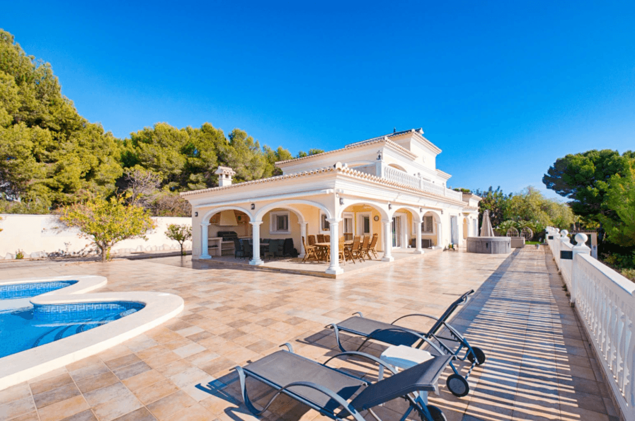 Bred og elegant villa med havudsigt i Moraira