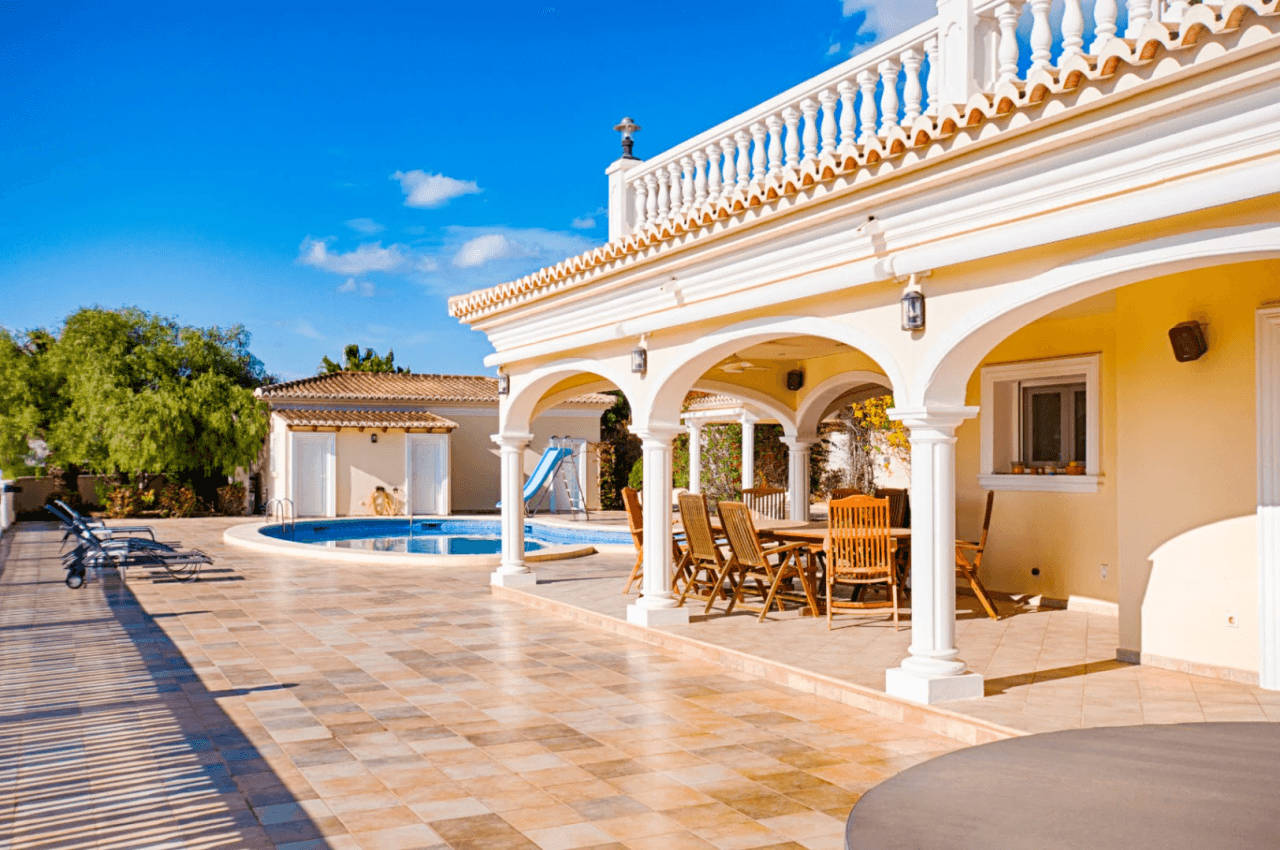 Romslig og elegant villa med havutsikt i Moraira