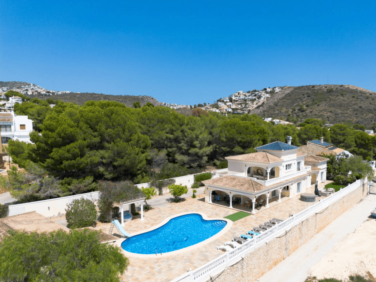 Romslig og elegant villa med havutsikt i Moraira