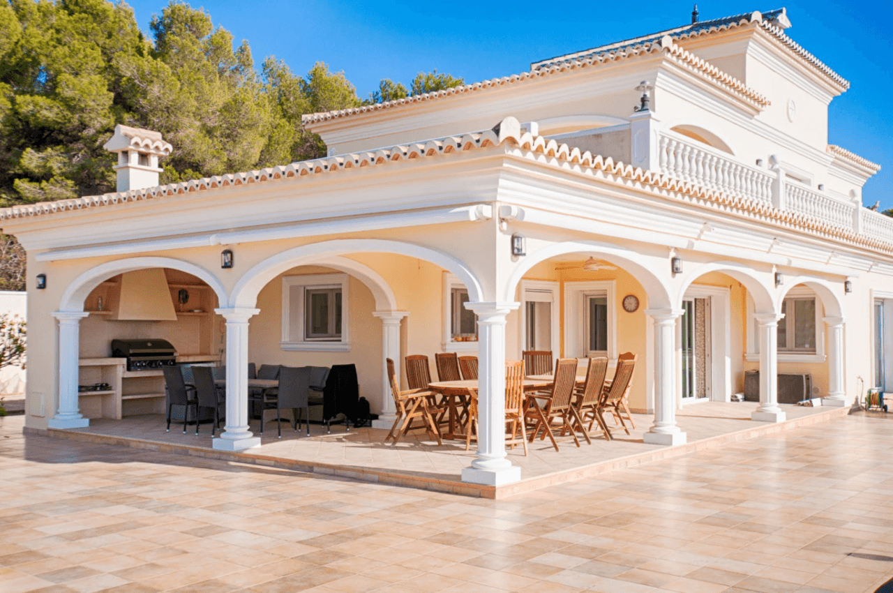 Romslig og elegant villa med havutsikt i Moraira
