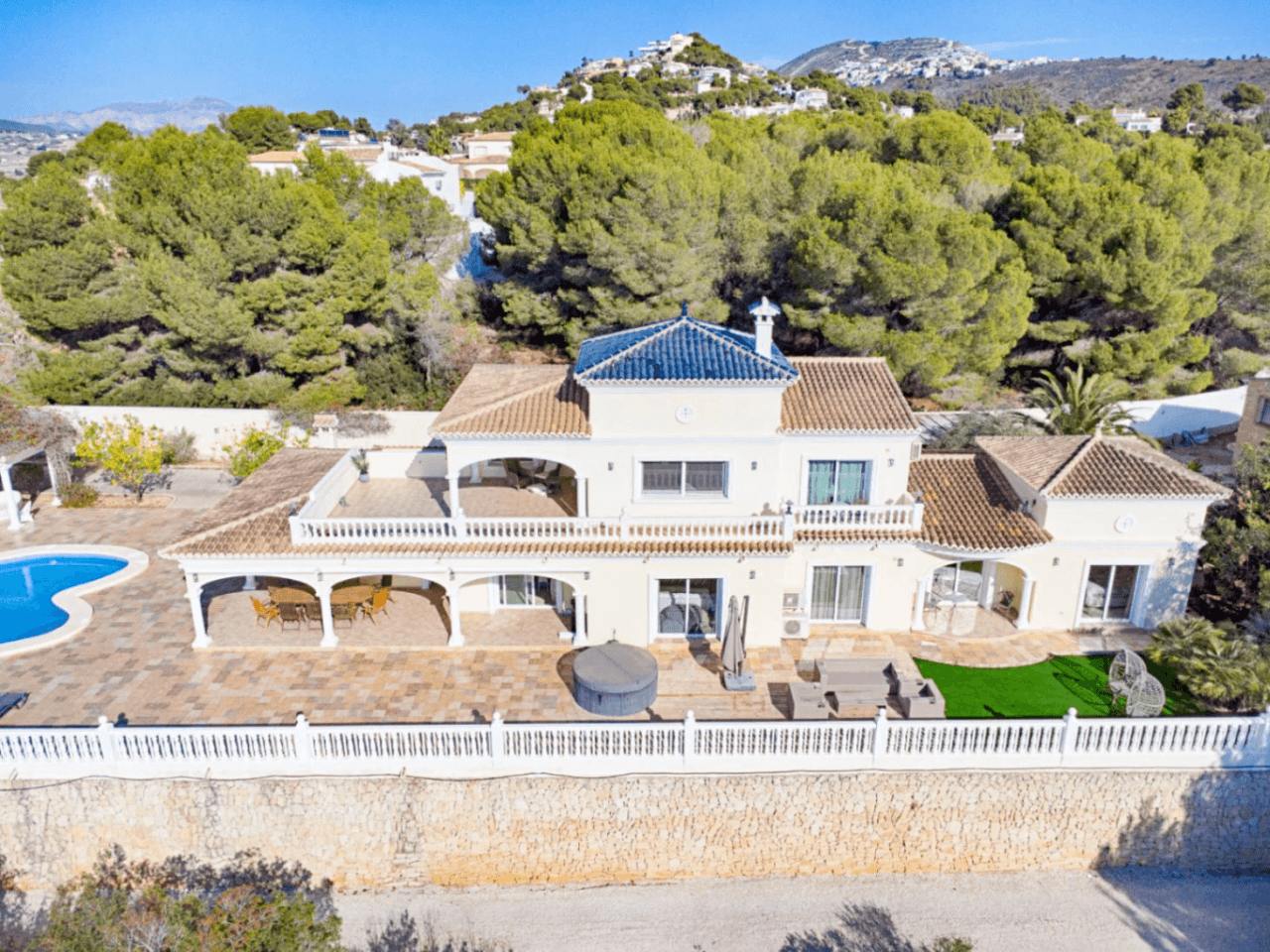 Romslig og elegant villa med havutsikt i Moraira