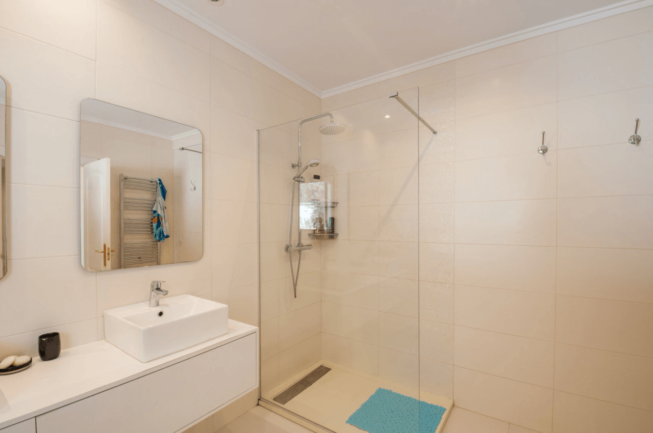Romslig og elegant villa med havutsikt i Moraira