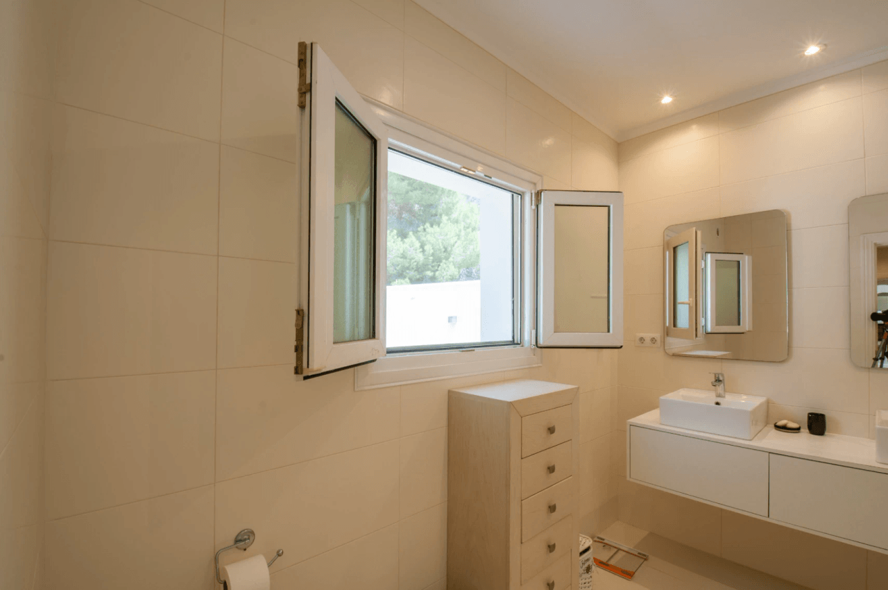 Romslig og elegant villa med havutsikt i Moraira