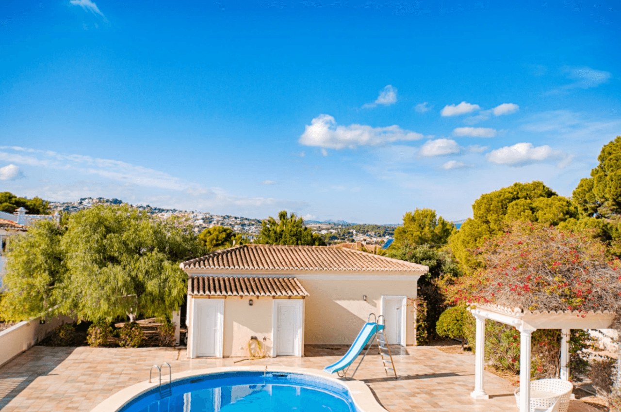 Romslig og elegant villa med havutsikt i Moraira