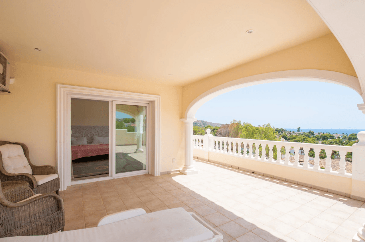 Romslig og elegant villa med havutsikt i Moraira