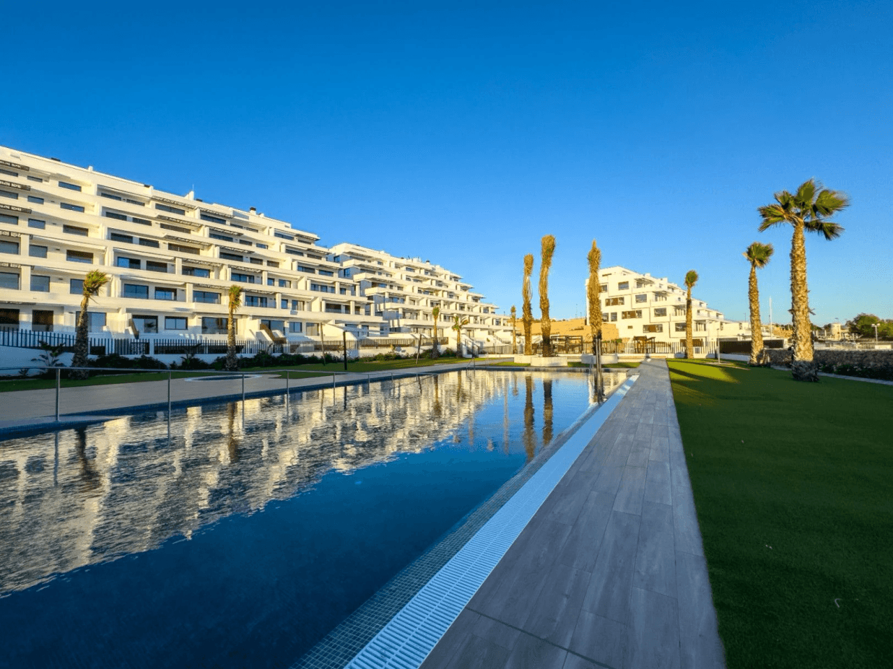 Apartamento moderno recién construido con vistas al mar