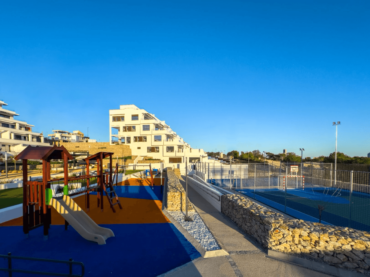 Apartamento moderno recién construido con vistas al mar