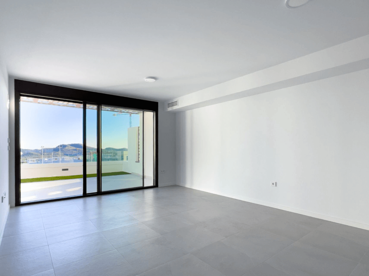 Apartamento moderno recién construido con vistas al mar