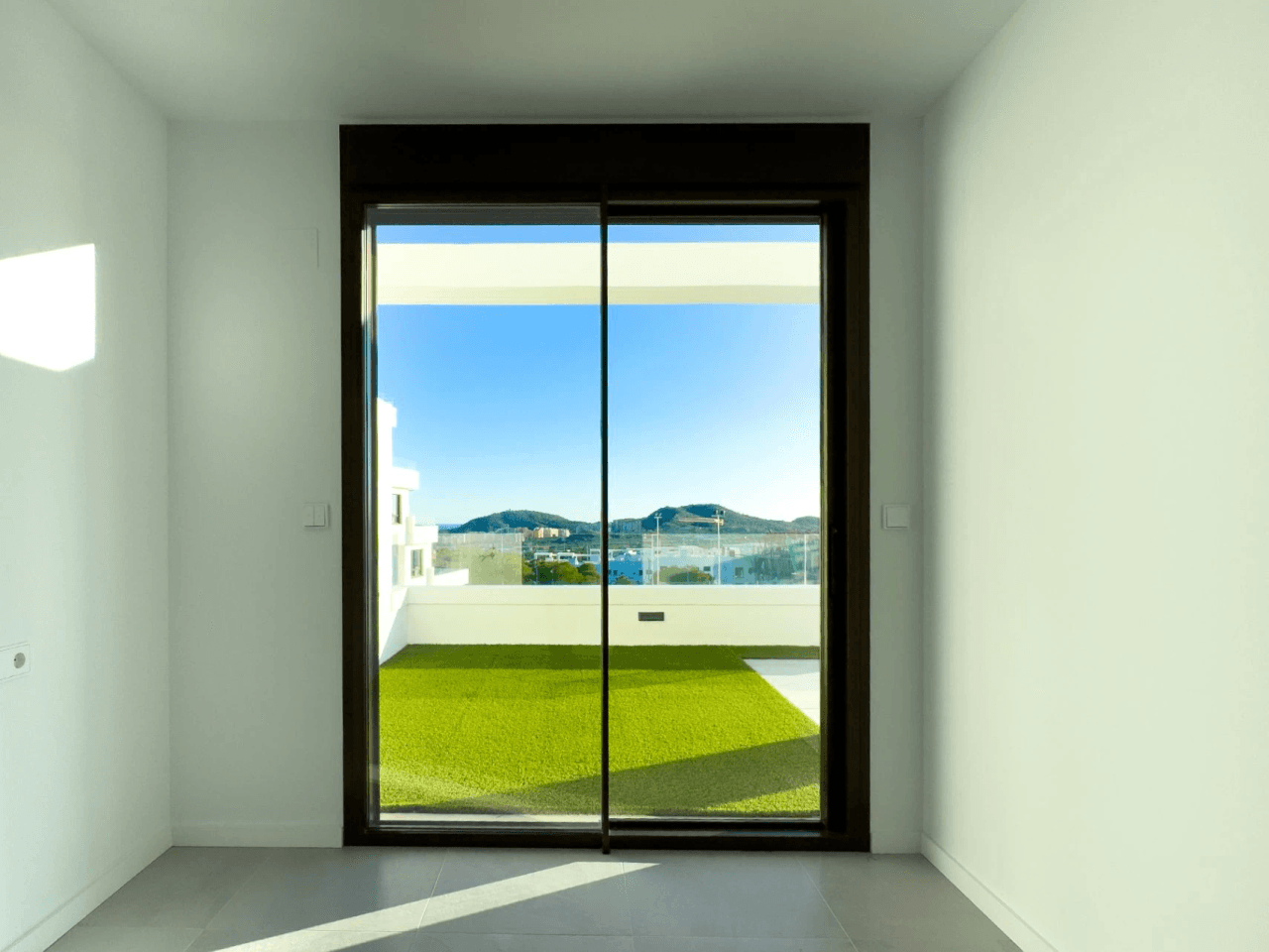 Apartamento moderno recién construido con vistas al mar