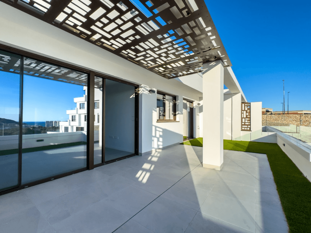 Apartamento moderno recién construido con vistas al mar