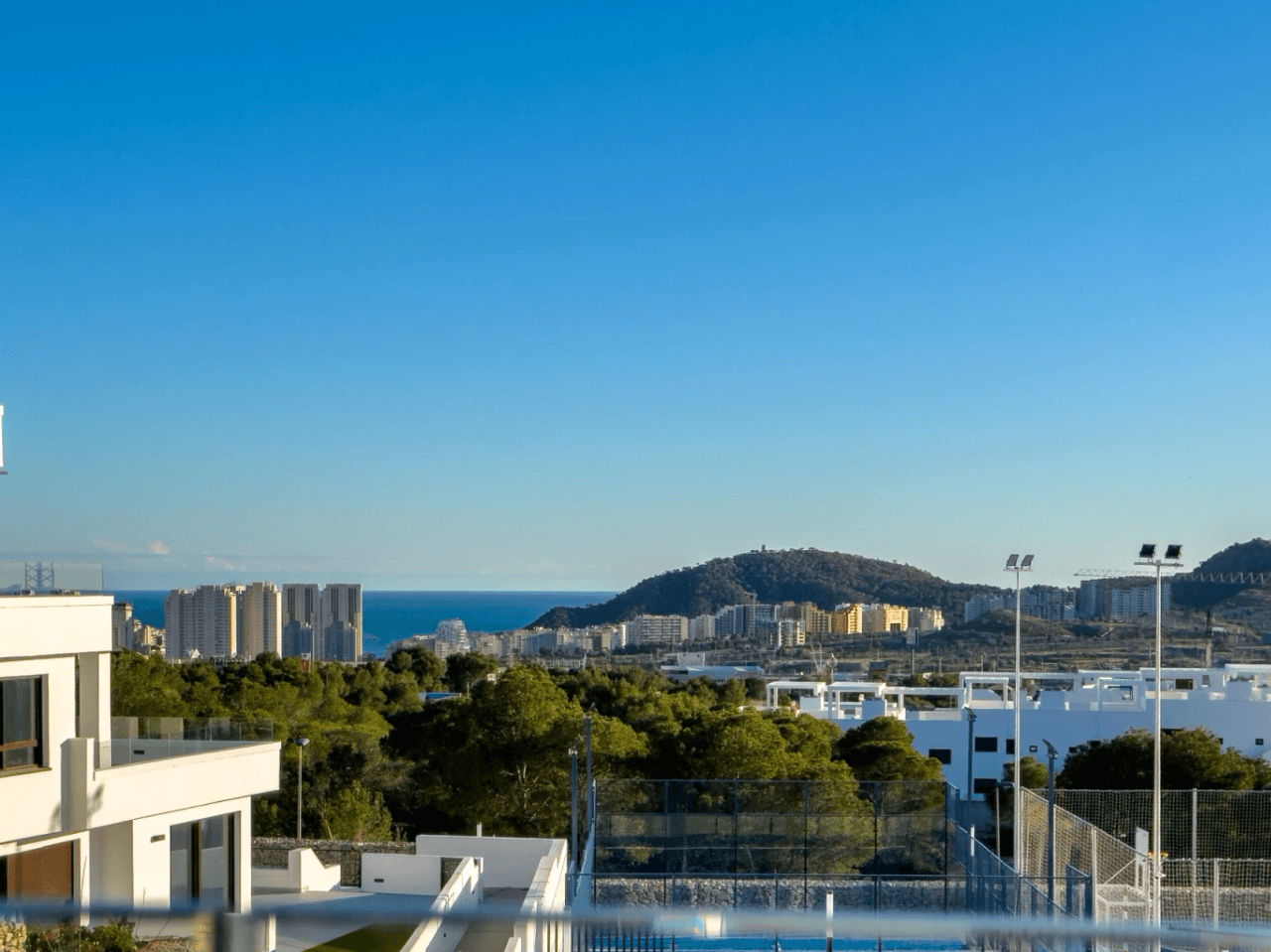 Apartamento moderno recién construido con vistas al mar