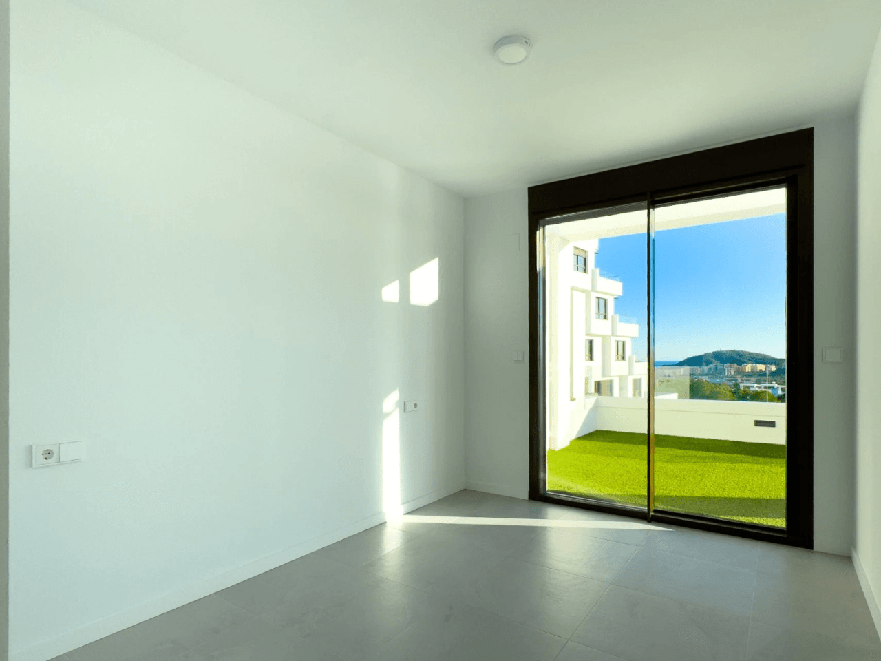 Apartamento moderno recién construido con vistas al mar