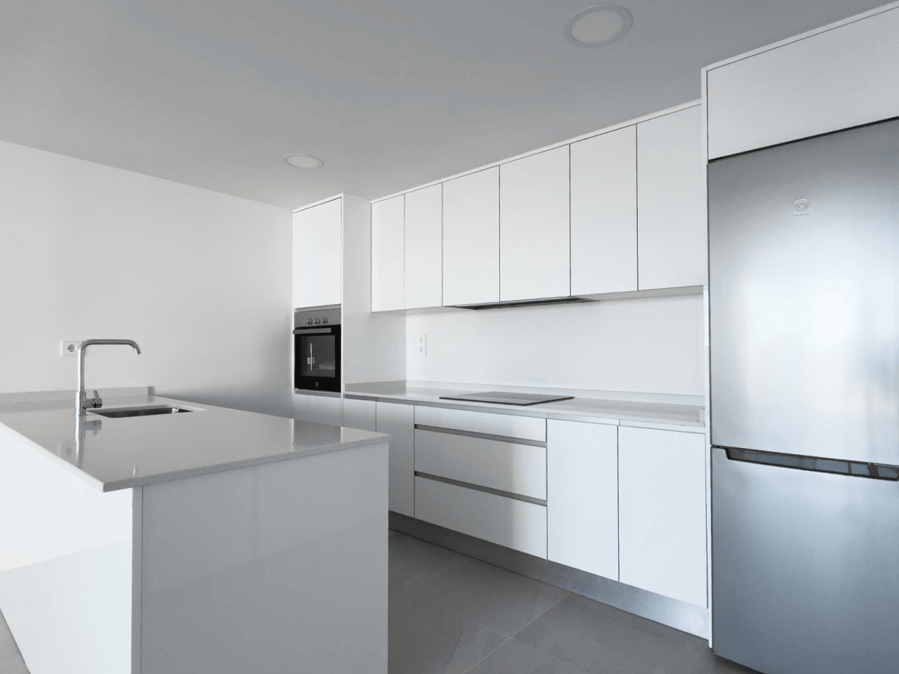 Apartamento moderno recién construido con vistas al mar