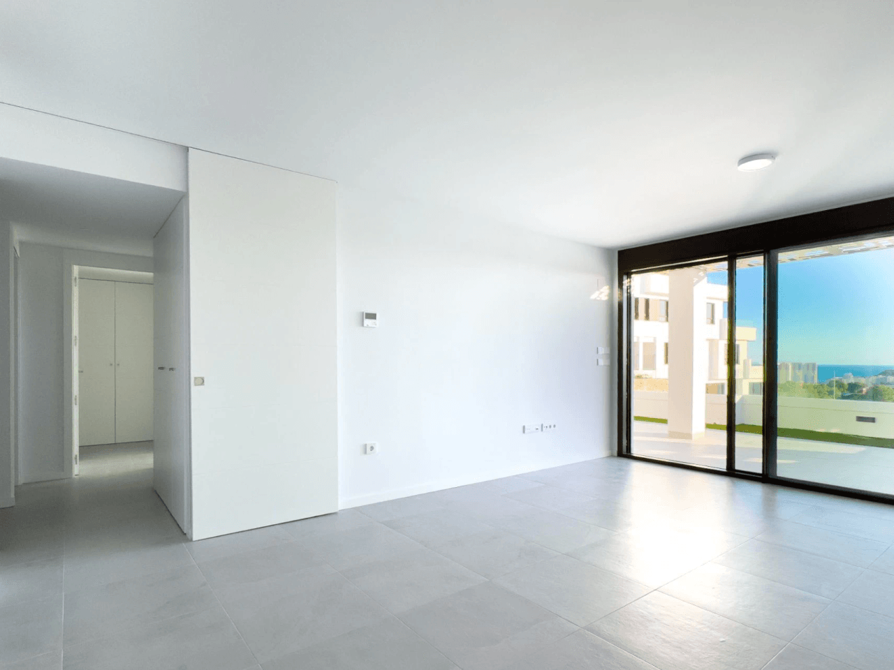 Apartamento moderno recién construido con vistas al mar