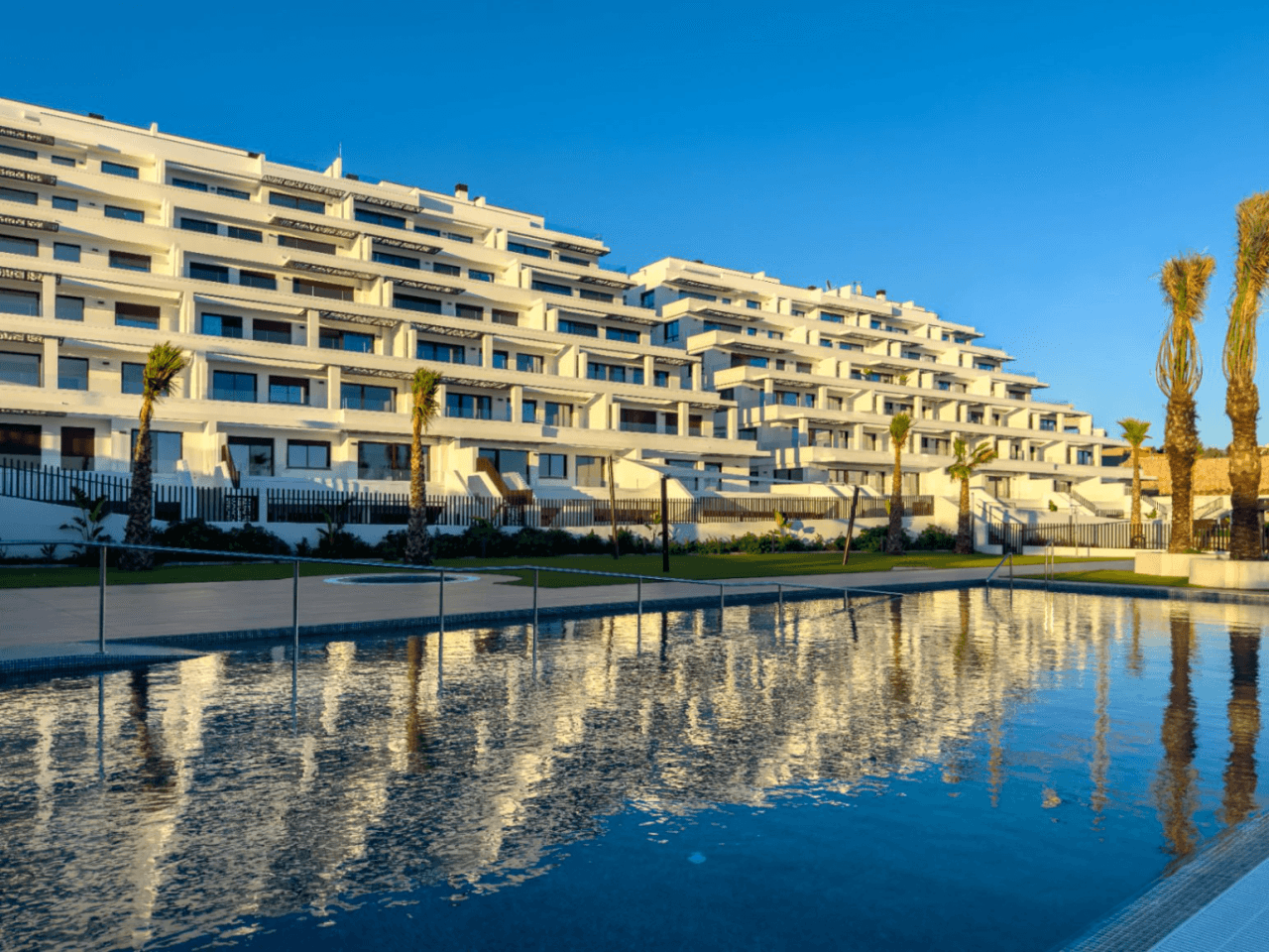 Apartamento moderno recién construido con vistas al mar