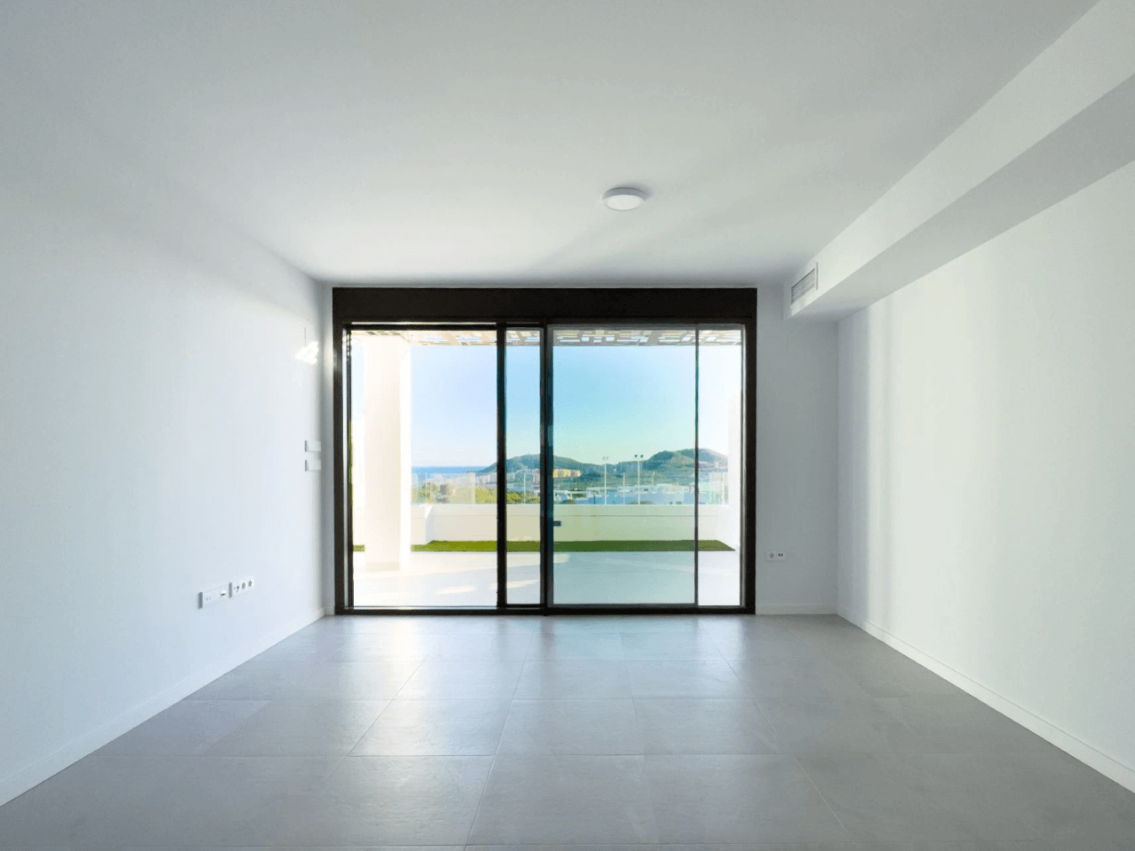 Apartamento moderno recién construido con vistas al mar