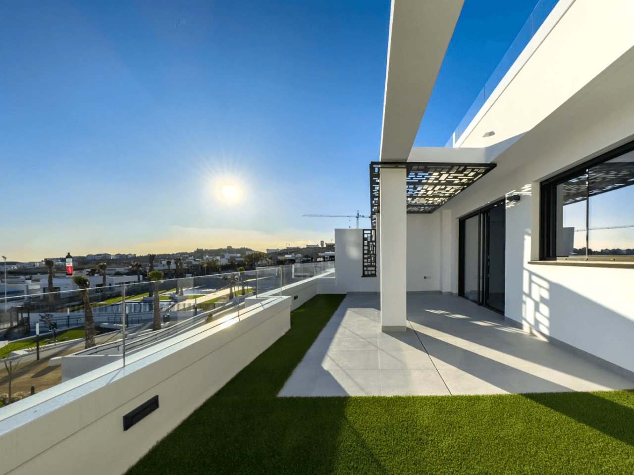 Apartamento moderno recién construido con vistas al mar