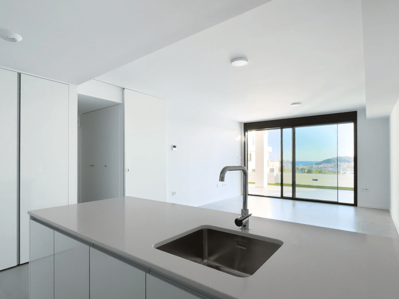 Apartamento moderno recién construido con vistas al mar
