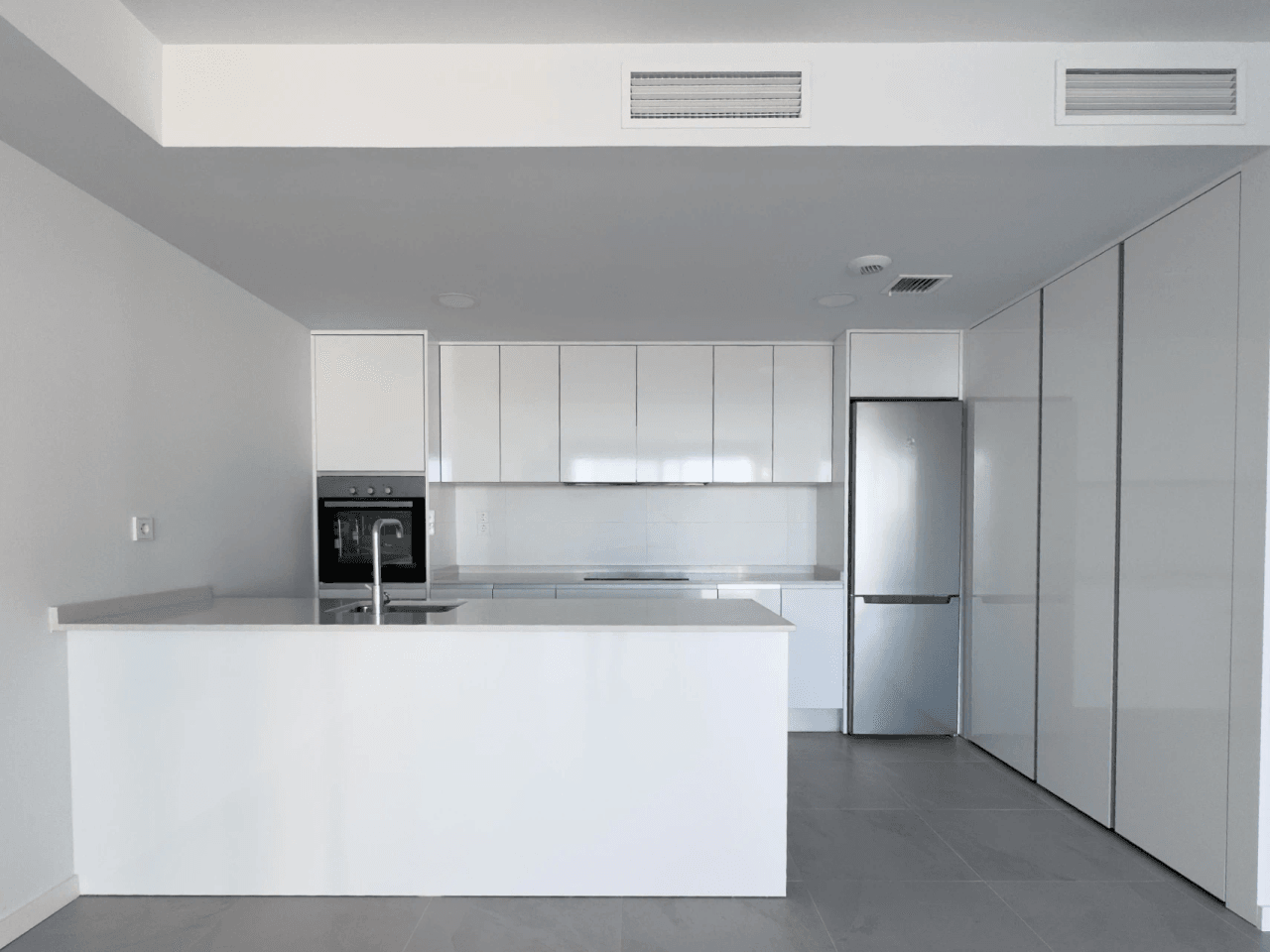 Apartamento moderno recién construido con vistas al mar