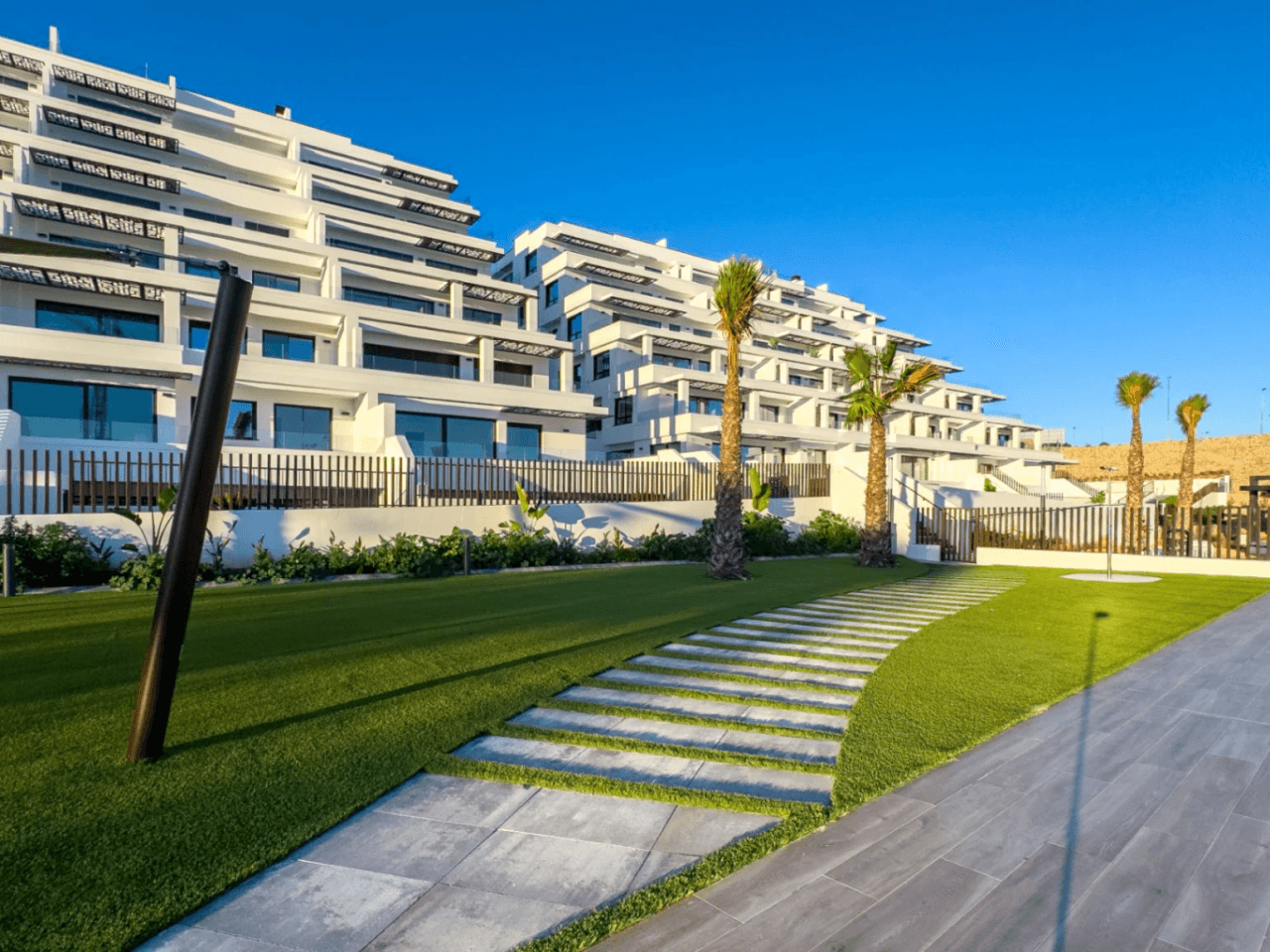 Apartamento moderno recién construido con vistas al mar
