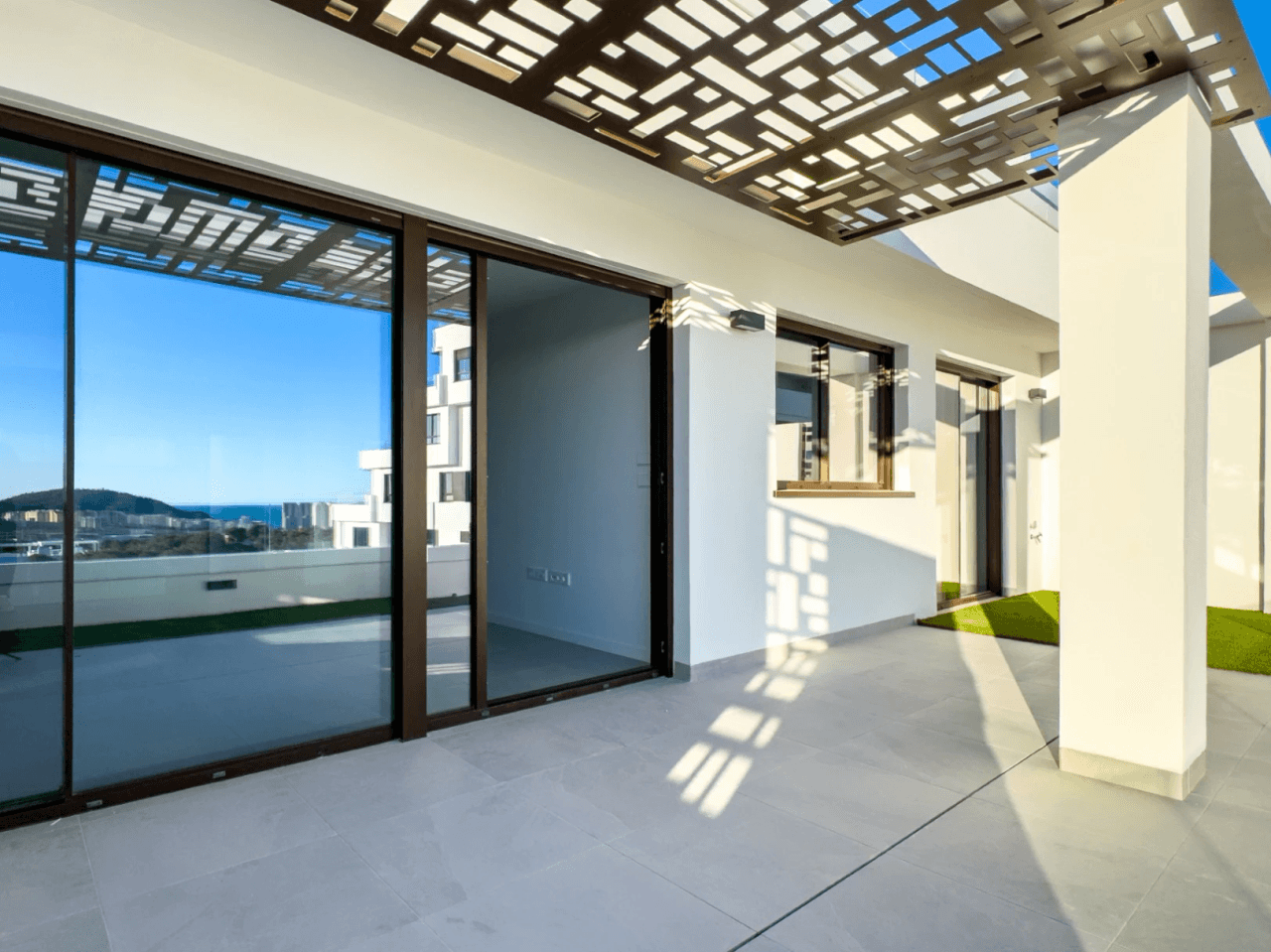 Apartamento moderno recién construido con vistas al mar